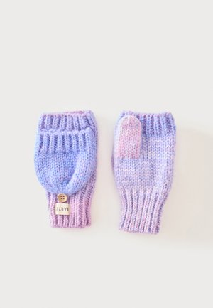 Paire de gants sans doigts tricotés en violet et rose avec un rabat boutonné couvrant les doigts, posé à plat sur un fond blanc.