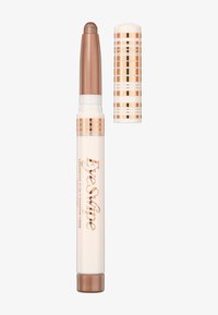 Matita ombretto cremosa in tubo beige con dettagli metallici color rame. Design retrattile con punta arrotondata per un'applicazione facile.