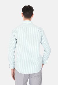 Camicia da uomo a maniche lunghe, a righe verticali blu chiaro e bianche, con colletto, polsini con bottoni e orlo curvo. Il tessuto appare liscio e tessuto.