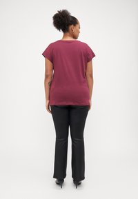 ONLY Carmakoma CARLULA O NECK RHINESTONE - Apdrukāts T-krekls - burgundy