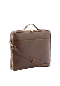 Borsa a spalla in pelle marrone con superficie testurizzata, zip dorate, manico superiore e tracolla regolabile per il trasporto. Cuciture decorate.