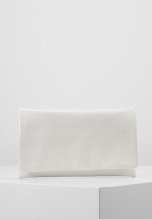 Pochette blanche rectangulaire avec rabat replié reposant sur un piédestal blanc sur fond gris clair uni.