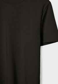 Obična tamnosmeđa majica kratkih rukava s okruglim izrezom, prikazana sprijeda s vidljivim detaljem desnog rukava i ramena.