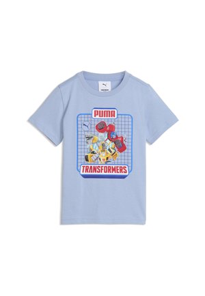 Lyseblå kortærmet skjorte med grafik af blå, røde og gule Transformers-figurer, med Puma- og Transformers-logoer ovenover og nedenunder.