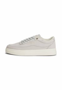 Sneaker in pelle grigia chiara con suola in gomma bianca, punta rotonda e lacci grigi. Presenta un marchio discreto e una texture liscia.