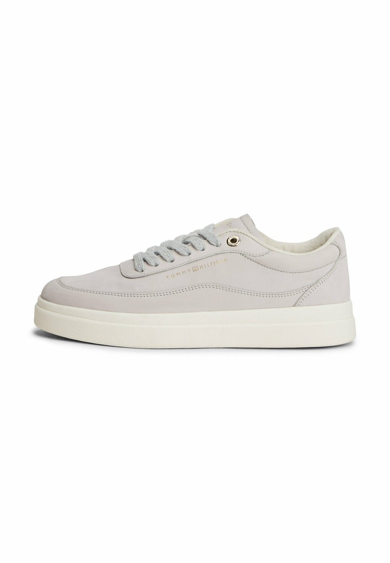 Sneaker in pelle grigia chiara con suola in gomma bianca, punta rotonda e lacci grigi. Presenta un marchio discreto e una texture liscia.