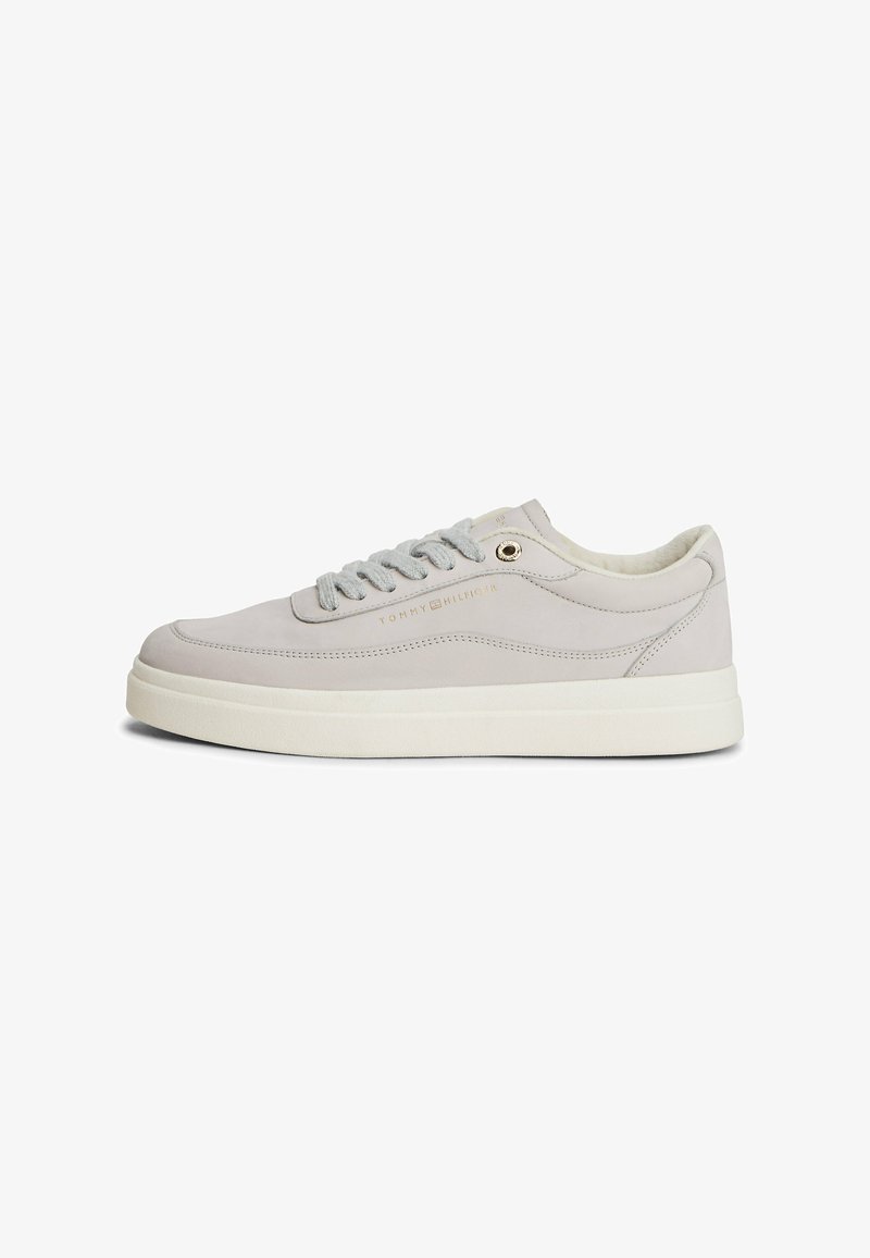 Sneaker in pelle grigia chiara con suola in gomma bianca, punta rotonda e lacci grigi. Presenta un marchio discreto e una texture liscia.