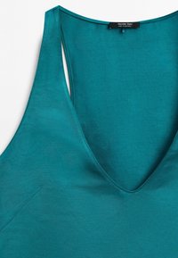 Mouwloze teal top met een diepe V-hals en gladde stof, van bovenaf gezien met een zichtbaar Massimo Dutti-label bij de halslijn.