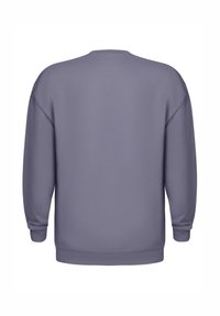 Felpa viola con maniche lunghe, girocollo e polsini a costine. Il tessuto appare morbido e strutturato, con un semplice design sul retro.