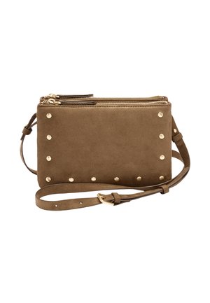 Brązowa torebka na ramię z zamszu z złotymi ćwiekami, podwójnymi zamkami i regulowanym paskiem z złotą klamrą, na białym tle.