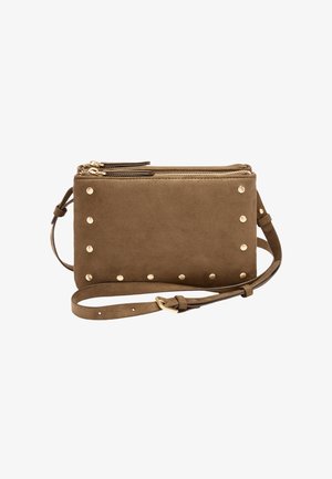 Brązowa torebka na ramię z zamszu z złotymi ćwiekami, podwójnymi zamkami i regulowanym paskiem z złotą klamrą, na białym tle.