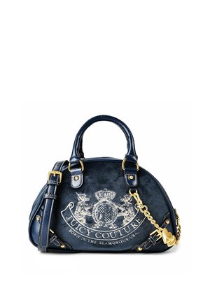Bolso Juicy Couture azul oscuro con cadena dorada y colgante en forma de corazón, asas dobles y logo bordado con escudo y texto en el frente.