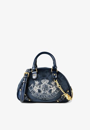 Sac à main bleu foncé Juicy Couture avec chaîne dorée et charm en forme de cœur, double poignée, et logo brodé avec blason et texte à l'avant.