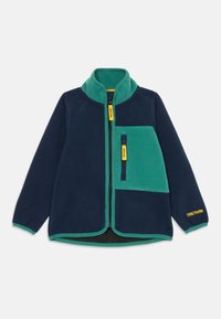 Fleecejakke i marineblå og grønn med høy krage, glidelåslommer og kontrasterende teksturer. Har logo og broderte detaljer.