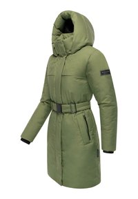 Olivegrøn polstret frakke med høj krave, indsnævret talje, bælte og sidelommer med lynlås. Har sorte accenter og et logo-patch på ermene.