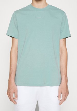 T-shirt en coton aqua clair avec un col rond et des manches courtes, arborant un logo "SANDRO PARIS" blanc imprimé sur la poitrine.