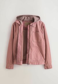 Veste rose à fermeture éclair avec capuche, une poche poitrine et deux poches frontales inférieures, montrée ouverte sur un fond clair uni.
