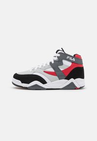 Zapatillas altas que combinan cuero blanco, ante negro y acentos grises, con detalles rojos y cordones blancos. Suela de goma.