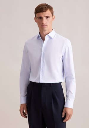 Lichtblauwe overhemd met een subtiele patroontextuur, lange mouwen en een kraag, gecombineerd met donkerblauwe broek.