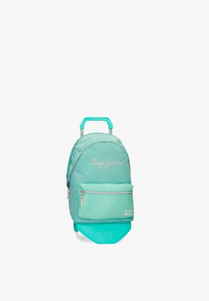 Mochila turquesa con ruedas y asa telescópica, bolsillo delantero con cremallera, logo "Pepe Jeans" y pequeño parche con la bandera británica en el bolsillo.