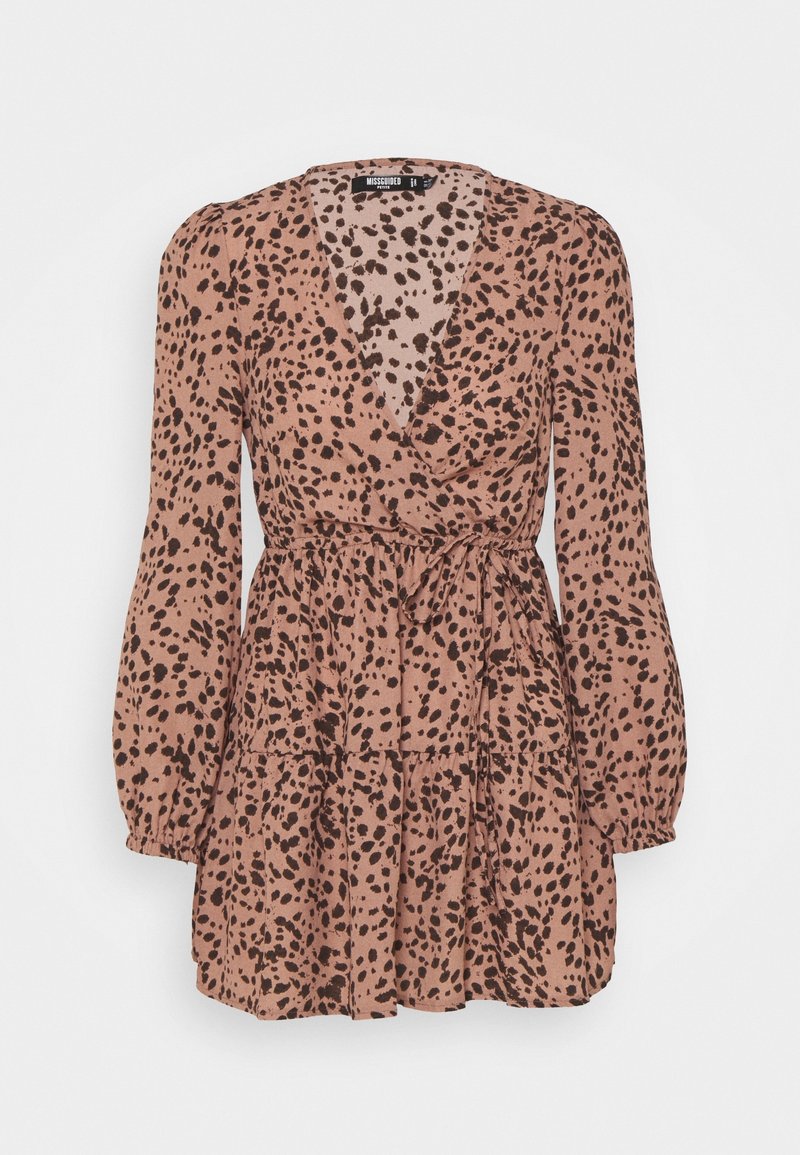 Krátký rukáv, zavinovací šaty ve světle růžové látce s černým leopardím vzorem, se staženým pasem a vrstvenou sukní. Hladká textura.