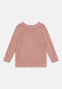 Rosa stickad tröja med långa ärmar, rund halsringning och texturerad flätad design på ärmarna. Ribbad mudd och fåll.