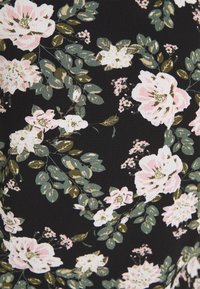 Tela floral con grandes flores rosa y blancas con hojas verdes sobre un fondo negro; textura suave con un detallado intrincado.