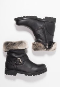 Bottes d'hiver en cuir noir avec une surface texturée, doublure en fourrure grise, détail de boucle et semelle robuste. Fermeture éclair sur le côté pour un enfilage facile.