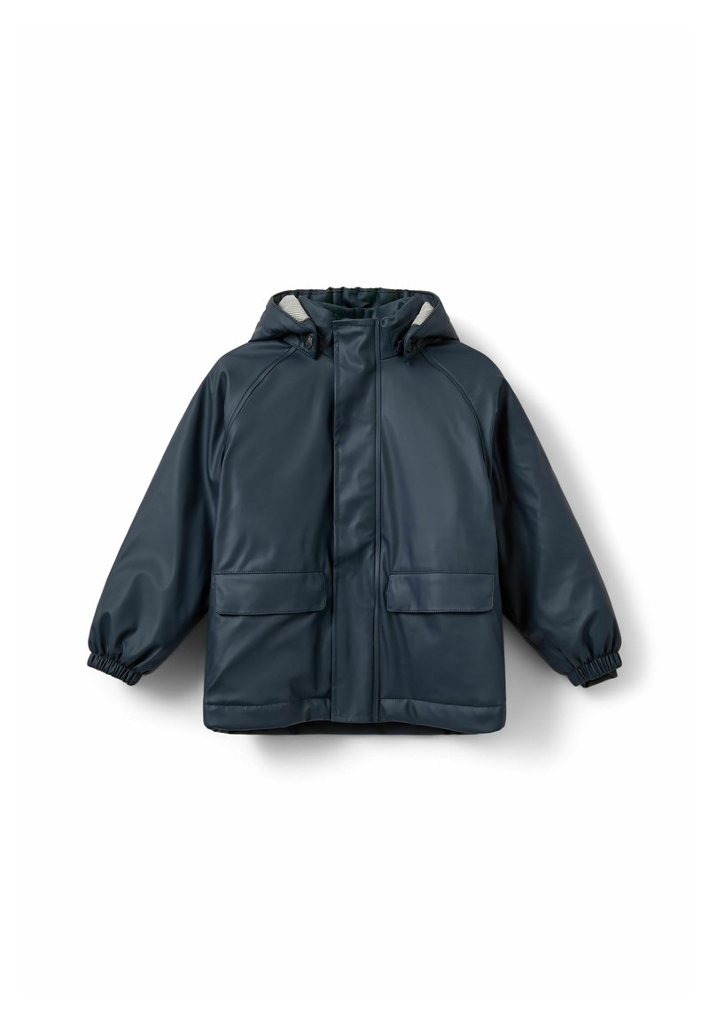 Giacca impermeabile blu navy con cappuccio, polsini elasticizzati, due tasche frontali e una superficie liscia e lucida. Presenta un rivestimento interno a contrasto.