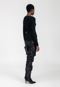 INFLUENCER RUCHED HEM - Strickpullover - black