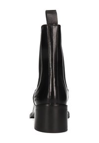 Czarne, skórzane botki z połyskiem, zaokrąglonym noskiem, niskim blokowym obcasem i pętelką z tyłu. Boczne elastyczne panele dla dopasowania.