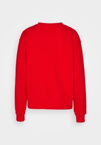 Felpa rossa con collo a giro e maniche lunghe. Realizzata in tessuto morbido, presenta polsini a costine e una vestibilità ampia senza dettagli distintivi.