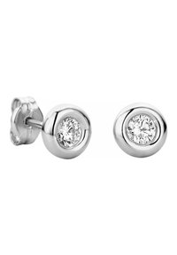 Orecchini a perno in argento con forma rotonda, dotati di una pietra preziosa trasparente e scintillante circondata da un design in metallo liscio e lucido.