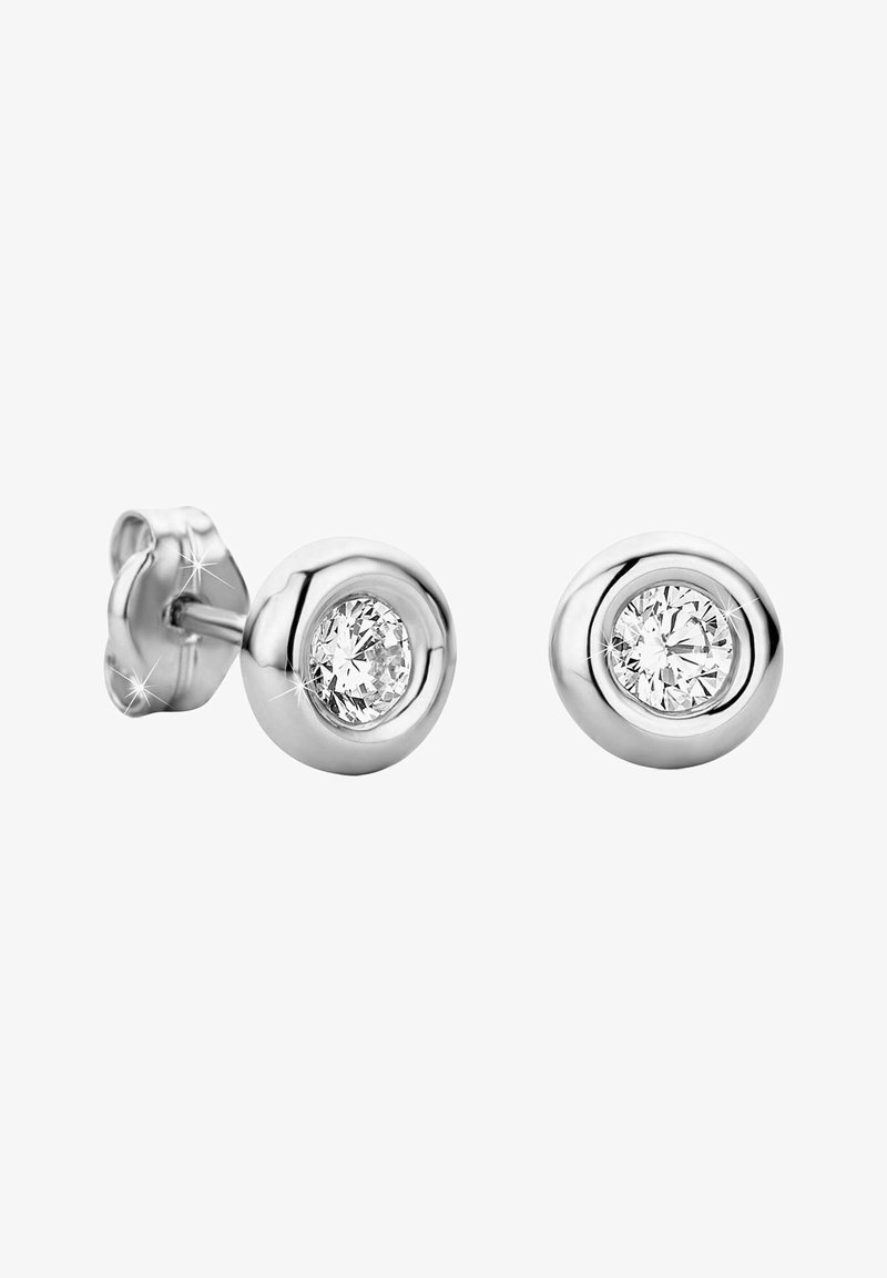 Orecchini a perno in argento con forma rotonda, dotati di una pietra preziosa trasparente e scintillante circondata da un design in metallo liscio e lucido.