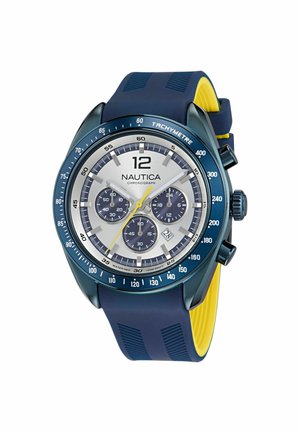 Nautica chronografo laikrodis su mėlynu guminiu dirželiu, sidabriniu tekstūruotu ciferblatu, tamsiai mėlynais mažais ciferblatais, geltonais akcentais ir tachimetro bezeliu.