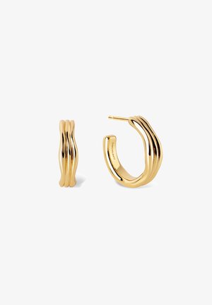Boucles d'oreilles créoles en or avec un design ondulé à triple barre, l'une montrée fermée et l'autre ouverte avec un fermoir tige visible.