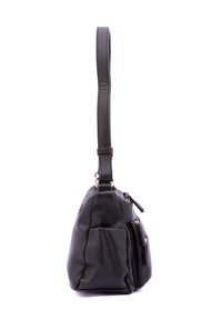 Borsa a tracolla in pelle nera con una finitura testurizzata, dotata di una lunga tracolla e numerose tasche con zip sulla parte anteriore e sui lati.
