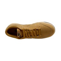 Nike-sneaker i sennepsgult lær, med perforeringer, flate snørebånd, polstret krage og svart gummisåle med merking på tungen.