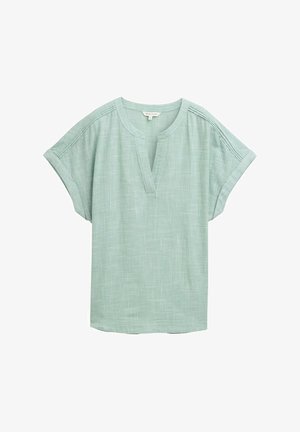 Jasnozielona bluzka z krótkimi rękawami, dekoltem w kształcie litery V oraz teksturowanym splotem. Posiada subtelne detale przeszyć wzdłuż ramion.