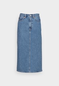 Denim midikjol i ljusblått, med rak skärning, framtida knäppning och två fickor. Tyget har en texturerad finish.