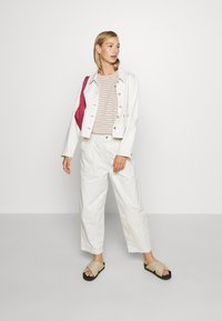 Levi's® UTILITY PLEATED BALLOON - Bukser - crisp tofu