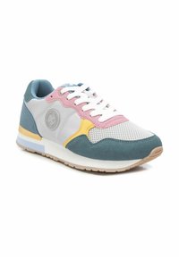 Zapatilla multicolor con malla gris, gamuza azul, acentos rosas y detalles en amarillo. Cordoneras blancas y suela de goma con una banda de rodadura beige.