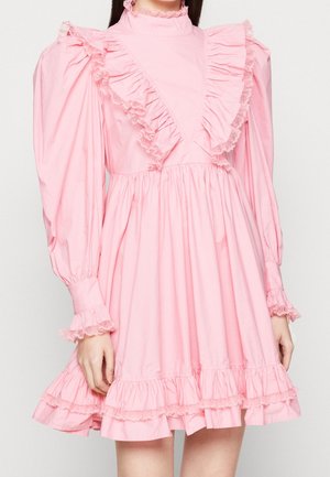 Rosa Langarmkleid mit Rüschen an Brust, Manschetten und Saum, mit gepufften Schultern und hohem Ausschnitt mit Spitzensaum.