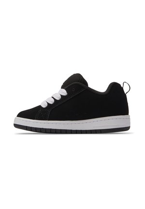 Zwarte suède sneaker met een laag profiel, witte veters en een rubberen zool. Heeft een gestructureerde hiel en minimale stiksels.