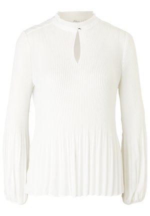 Weiße Bluse mit langen Ärmeln, vertikalen Falten, hohem Kragen, Schlitzdetail vorne und gerafftem Manschettendesign. Glatte Stoffoberfläche.