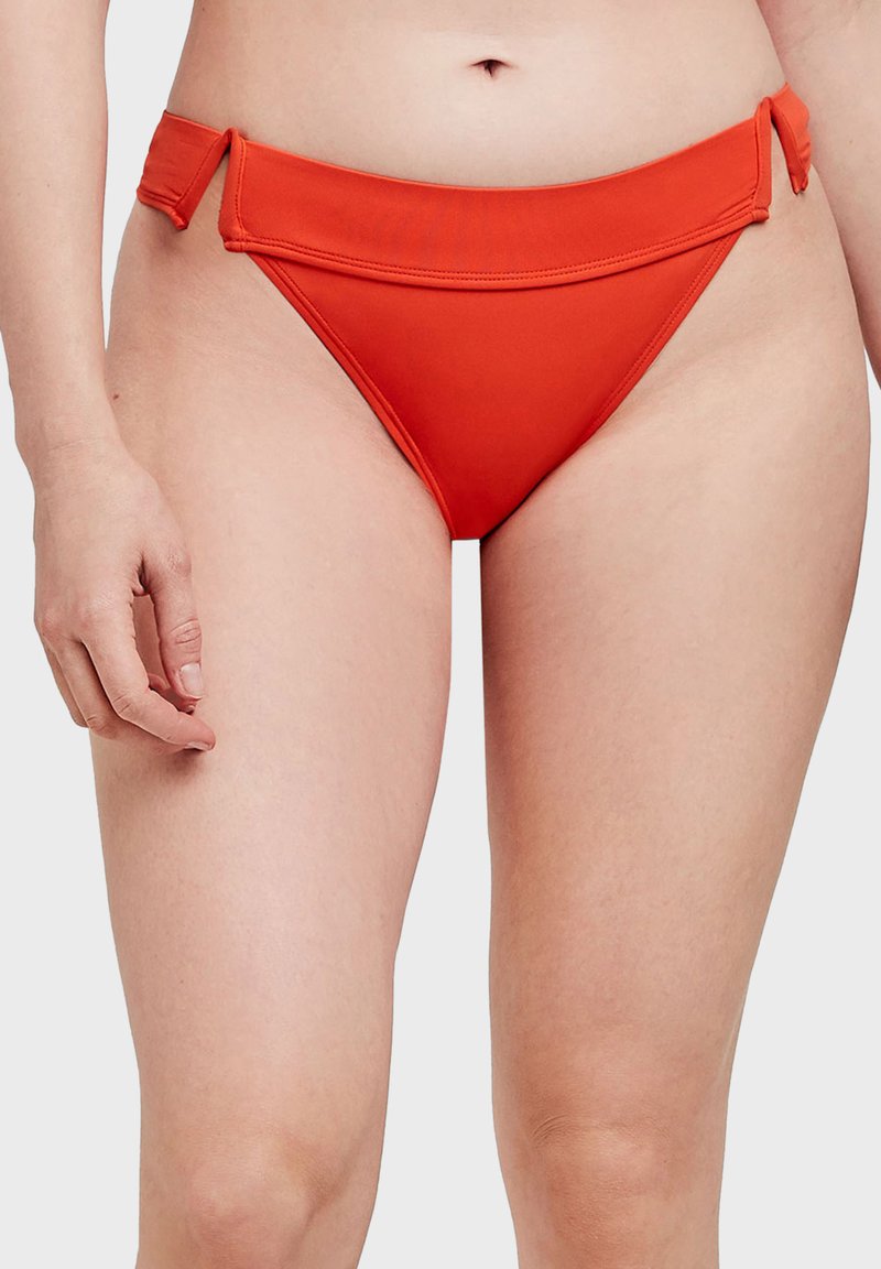 Červené bikiny s vysokým pasem, vyrobené z hladkého materiálu. Obsahují detail se šněrováním na boku a minimalistický design.