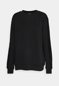 Sweat-shirt noir à manches longues col rond avec panneaux côtelés au niveau des manches et petit logo embossé "AM" sur la poitrine gauche.
