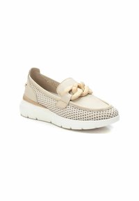 Scarpa beige slip-on con tomaia in mesh testurizzato, dettagli in faux pelle e bordo annodato. Presenta una suola imbottita bianca per il comfort.