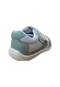 Zapatilla de malla gris con acentos sintéticos verdes, diseño curvado, correa de velcro ajustable, suela texturizada y detalles de costura reforzada.