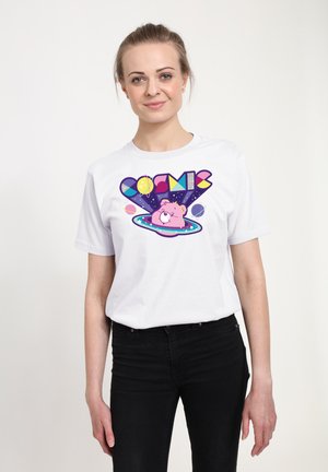 Hvid bomulds T-shirt med en farverig "COSMIC" grafik, der viser en tegneserie bjørn i en galakse, sat mod en mørk rummet baggrund.